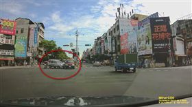 台中,三寶,移動式,神主牌,飄移,電動代步車,阿嬤（圖／翻攝自臉書《爆廢公社二館》）