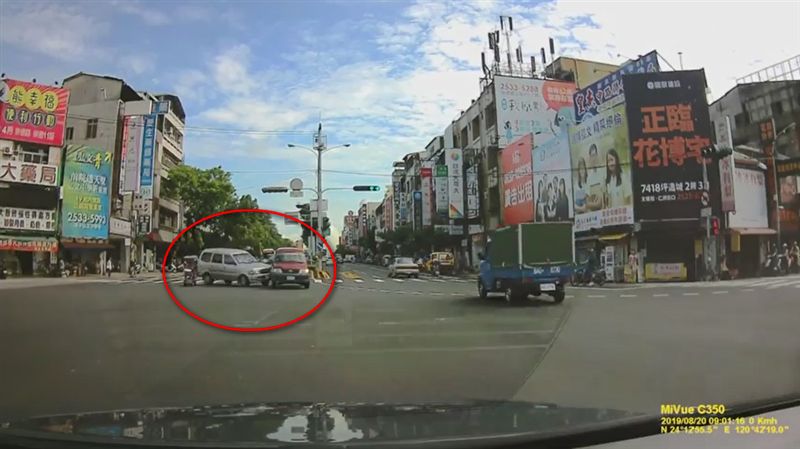 嬤駕電動代步車飄移亂入　釀禍還飄走