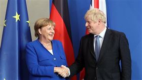 德國總理梅克爾（左）21日會晤到訪的英國首相強生（右）時表示，歐盟與英國仍有可能解決愛爾蘭邊界難題，似乎暗示願意與英國妥協。(圖/facebook.com/borisjohnson)