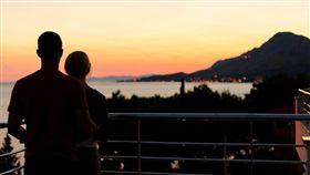 陽台,情侶,夕陽,欄杆（圖／翻攝自pixabay）