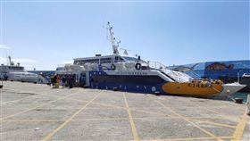 颱風外圍環流影響  離島疏運旅客回台東受到颱風白鹿外圍環流影響，台東往返綠島、蘭嶼船班異動，23日上午開始疏運旅客回台東。中央社記者盧太城台東攝  108年8月22日