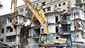 新北五股西雲路海砂屋自行拆除新北市五股區西雲路海砂屋都更案協調多年不成，但就在市府通過並執行公權力排除釘子戶的「代拆條款」之前，西雲路都更案21日自行雇工拆除。中央社記者王鴻國攝　108年8月21日