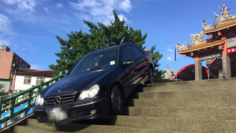 賓士車受困天元宮！網友笑稱拍片取景