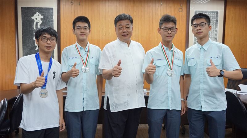自學書籍等身高　中一中學生表現亮眼