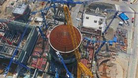 中國在運核電機組47台　排名全球第3中國核學會21日表示，截至6月底，中國在運核電機組47台，位居全球第3。中國自主第三代核電技術代表即為華龍一號，圖為2018年5月23日防城港核電二期工程3號機組穹頂吊裝現場。（中新社提供）中央社記者陳家倫上海傳真　108年8月22日