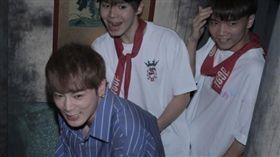 古曜威（左一）跑去「觀落茵」鬼屋探險。（圖／單純夢想文創提供）