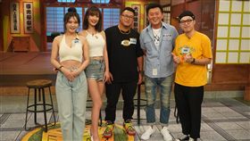 主持人庹宗康與來賓含羞草、嗨咖、溫蒂、漢娜合照。
來賓溫蒂滿足鄉民的要求，做性感舞連拍。
來賓含羞草教大家夾娃娃機的基本技巧。