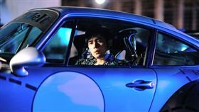 周杰倫在《叱咤風雲》駕駛經典車款RWB。（圖／創映電影、量能影業提供）