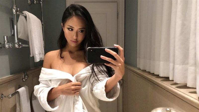 女星辣曬透視內衣　跪姿趴床超惹火