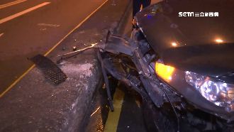 疑精神差、路況不熟　開車悚撞分隔島