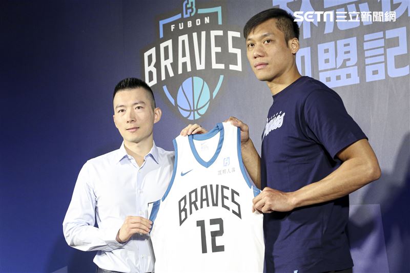「野獸」林志傑重磅回歸台灣籃壇並加盟富邦勇士隊，與領隊蔡承儒。（圖／記者林士傑攝影）