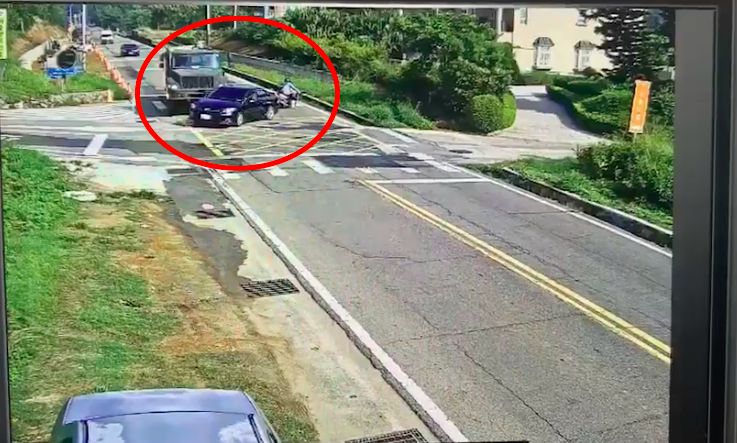 直擊！軍卡駕駛急煞車避免2次車禍