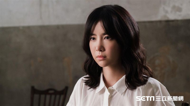 想到前男友氣到發抖！李佳穎怒摔鏡子