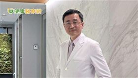 李新揚理事長說，治療上可以幫病患施打適當的排卵針，選擇正確排卵針及調整適當劑量能促進卵泡發育。