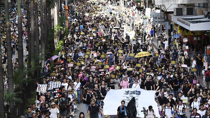 香港反送中運動　泛民與政府死結糾纏