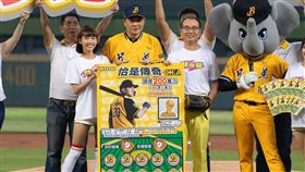 台彩總經理開球。（圖／台彩提供）