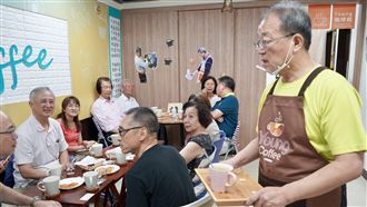 送錯咖啡我招待　失智店員泣：生意慘