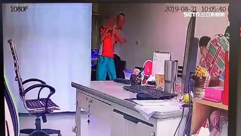 恐怖！男隨機闖入診所　想搶刀遭壓制
