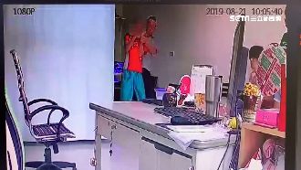 恐怖！男隨機闖入診所　想搶刀遭壓制
