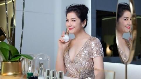 凍齡女神爆乳現身！59歲零修圖驚人