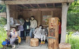 一座空蕩蕩的村子裡，半個人影都沒有，卻有隨處可見的真人比例人偶娃娃，讓人看了毛骨悚然，但這其實不是惡作劇，而是位在日本的一處偏遠鄉村「Nagoro」。這座村子因為人口外流，所以時至今日全村只剩27位村民，住在村里的老奶奶月見綾野，為了排解寂寞，決定利用娃娃讓這個村子重現生機。（圖／翻攝自Google Map）