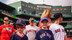 ▲紅襪的補賽招待小朋友進場。（圖／取自紅襪隊推特）