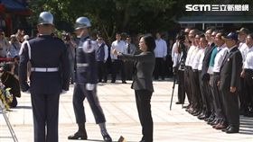 蔡英文總統上午前往金門太武山忠烈祠，出席「八二三61周年中樞紀念儀式」及受訪。