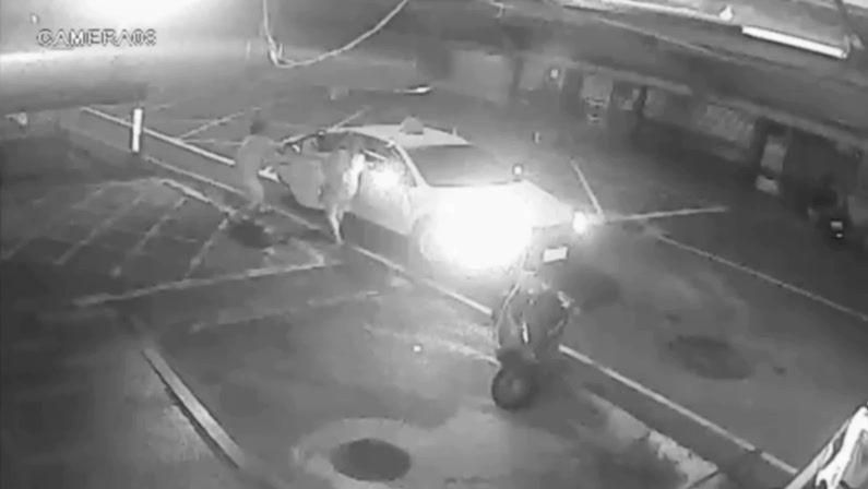 不滿唱歌被晾在旁　醉男亂刀砍傷3人