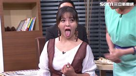 ￭陳伶宣（左起）骨科醫師釋高上、主持人高文音、中醫師彭溫雅與健身教練呂宏達登《聚焦2.0》。
￭宣宣舌尖偏紅，被中醫師認為壓力過大。
￭宣宣手掌顏色「紅白相間」，被醫師認定有輕微脂肪肝。
￭宣宣在《聚焦2.0》吐舌。
￭陳伶宣日前登上年代新聞《聚焦2.0》。
圖/年代提供
