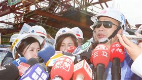 韓國瑜視察台17線道路開闢工程（2）高雄市長韓國瑜（右）23日上午前往高雄市楠梓區視察台17線道路開闢工程，在現場接受媒體聯訪。中央社記者董俊志攝  108年8月23日