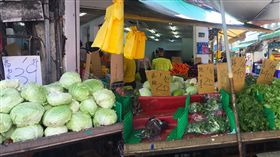 颱風白鹿逼近  台北蔬菜批發價8月新高（2）台北果菜批發市場23日整體蔬菜交易均價已攀升至每公斤43.2元，為8月新高。傳統市場菜價維持在812豪雨造成水傷後的上漲價位，高麗菜每顆破百、葉菜1把20到40元。中央社記者楊淑閔攝　108年8月23日