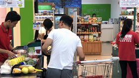 颱風天量販店菜價凍漲,愛買。