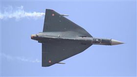 印度自製光輝戰機將於2022年推出第2代印度研發超過25年的自製光輝戰機，因性能無法讓印度空軍滿意，又進行改良計畫，第2代光輝戰機預計2022年推出。圖為第1代光輝戰機於印度航空展展示性能。中央社記者康世人班加羅爾攝  108年8月23日