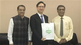 台灣捐助亞太農業研究機構聯盟台灣每年捐助亞太農業研究機構聯盟，協助推動亞太農業生物技術聯盟計畫，駐泰代表童振源（中）23日主持捐贈儀式，由聯盟執行秘書拉維（右）出席儀式。中央社記者呂欣憓曼谷攝　108年8月23日