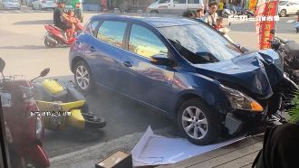 轎車直衝飲料店！牆毀車凹母女險遭撞