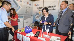 王惠美出席彰化中小企業博覽會彰化縣中小企業產品博覽會23日登場，彰化縣長王惠美（中）出席參觀，肯定博覽會讓更多人認識彰化優質產品。（彰化縣政府提供）中央社記者蕭博陽彰化縣傳真　108年8月23日