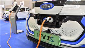 中國工信部：研究制定燃油車退出時間表中國工信部近日再提「研究制定燃油車退出時間表」。專家分析，消息發布後，物流、大眾運輸等部分領域禁用燃油車並改用新能源車將會加速推進。（中新社資料照片）中央社  108年8月23日