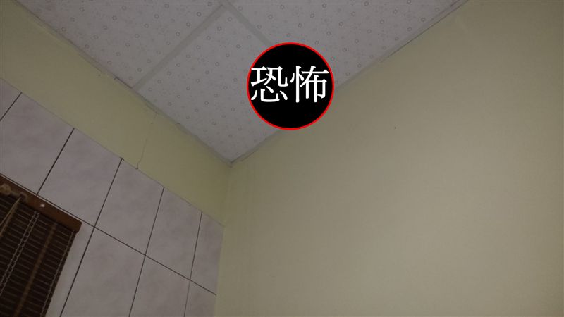 嚇傻！起床驚見「詭異一包」卡天花版