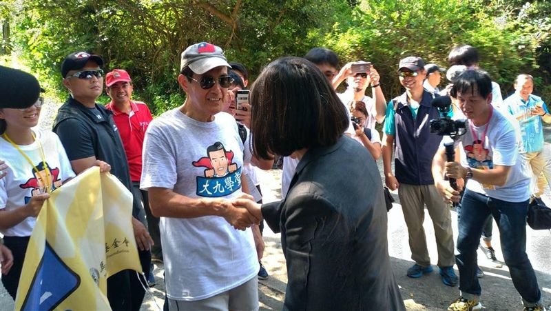 金門「雙英會」這幕…網熱議死亡之握