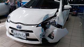 網友在臉書上爆料，愛車遭廠商技師撞爛。（圖／翻攝自吳合財臉書）