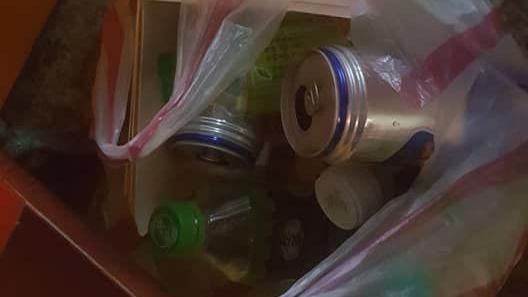 拾荒伯挑「值錢瓶罐」不賣錢的丟地上