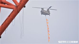陸軍英雄　CH-47直升機開進球場