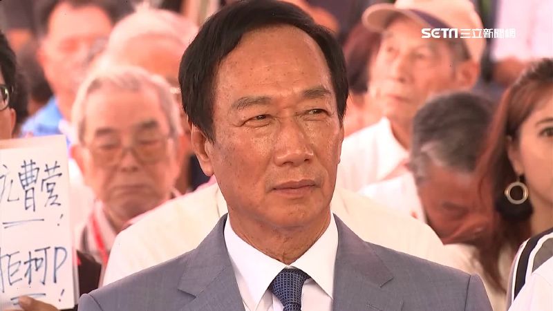 頭髮烏黑、皮膚緊緻！郭董露面變年輕