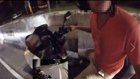 網友分享自己騎車遭休假員警逼車。（圖／翻攝自爆料公社二社）