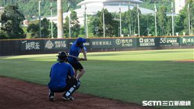 ▲捕手教練古久保健二賽前與捕手戴培峰做飛球練習。（圖／記者蕭保祥攝影）