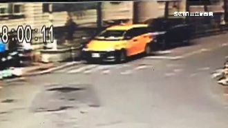 女酒駕連撞小黃、機車！騎士當場噴飛