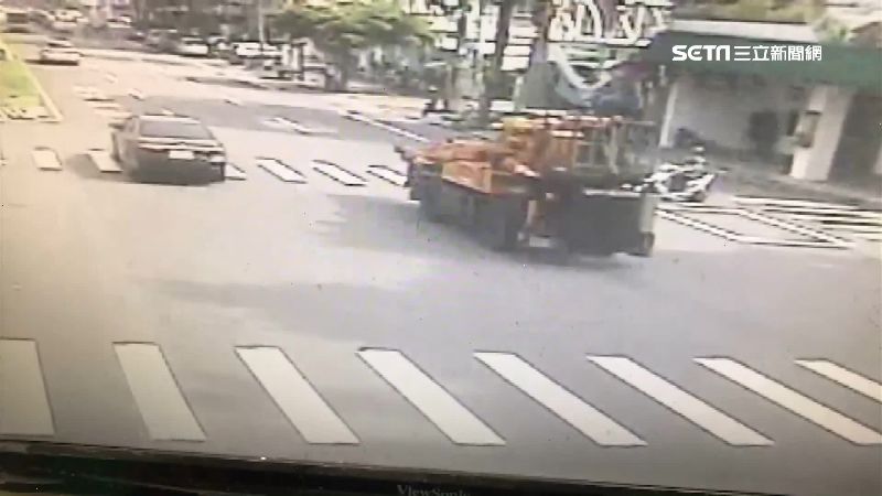 大吊車漏油2km！女騎士打滑摔斷腿
