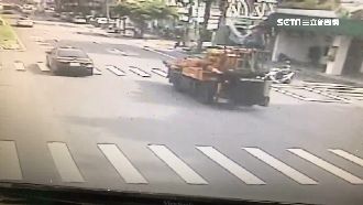 大吊車漏油2km！女騎士打滑摔斷腿