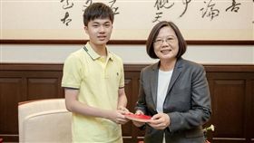 ▲蔡英文總統接見桌球好手林昀儒。（圖／總統府提供）
