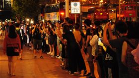 人鏈牽手串連全港　香港之路齊上齊落（1）香港23日晚間出現「香港之路」活動，示威者牽手串起人鏈，蔓延全港多區，並在晚間9時左右和平解散。中央社記者沈朋達香港攝　108年8月23日